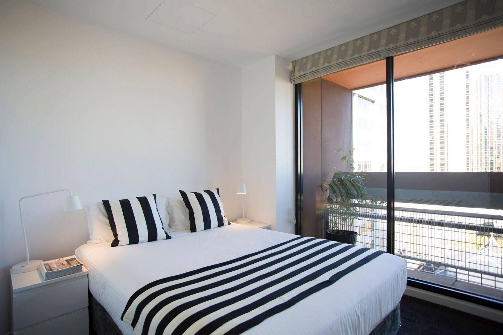 Ultiqa Little Collins Aparthotel Melbourne Exterior photo